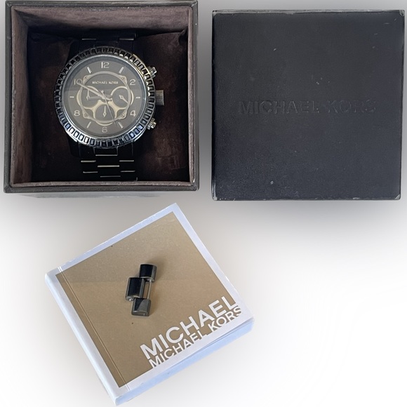 Michael Kors Runway Chronograph Gunmetal Oversized
Watch with Swarovski Crystal - Picture 2 of 5